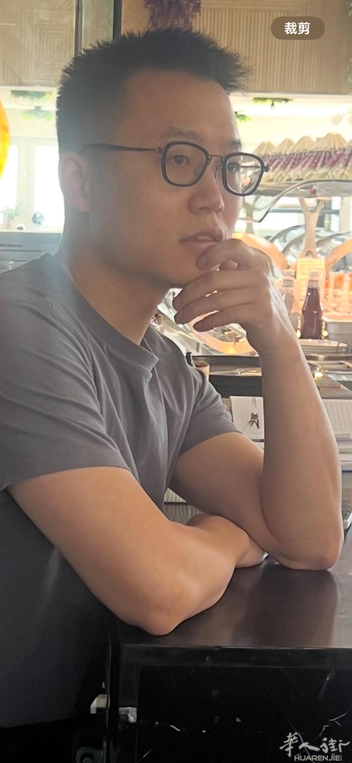 有老乡看到这个白眼狼请告知我、第一天拿到技工居留就跑了、是我们垫付的7千8百欧元