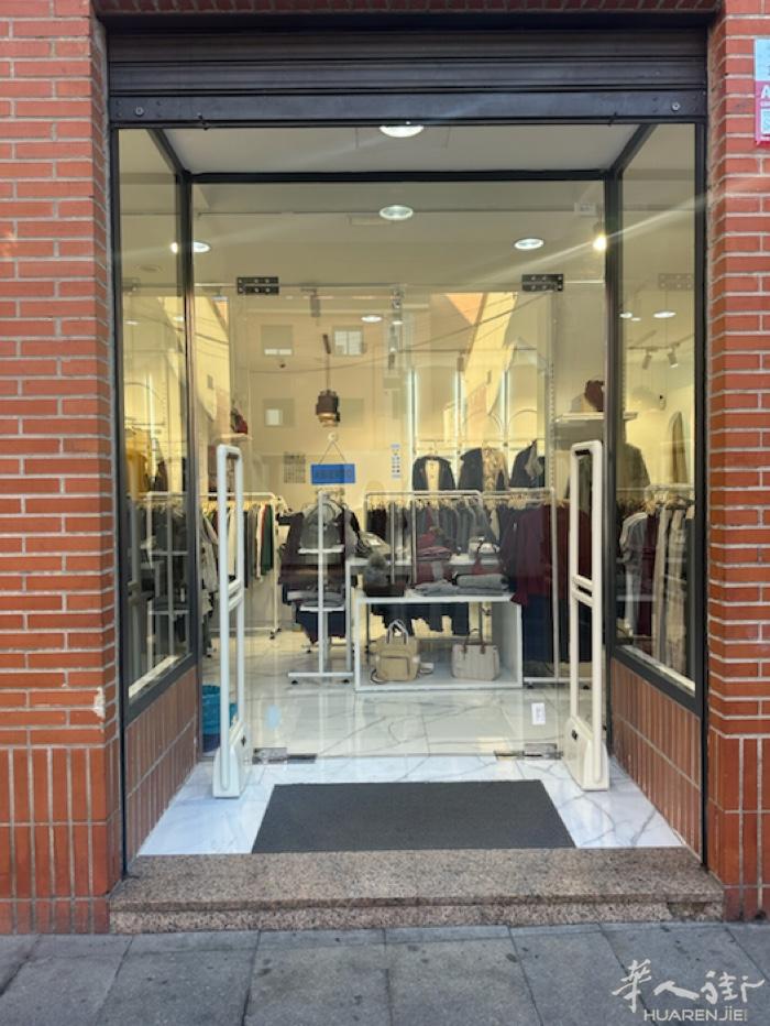 马德里Mejorada del Campo 服装店转让 ， 新装修， 接手可直接