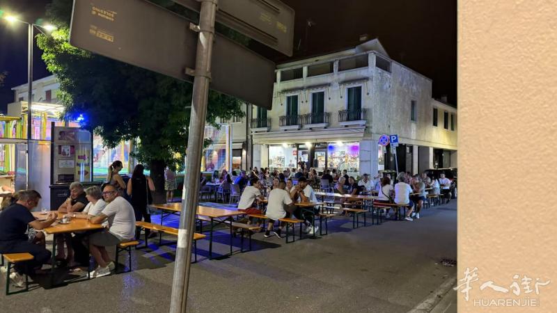 Monselice. 附近小城市 在市中心里面纯酒吧急转让 因身体原因 吧台星期