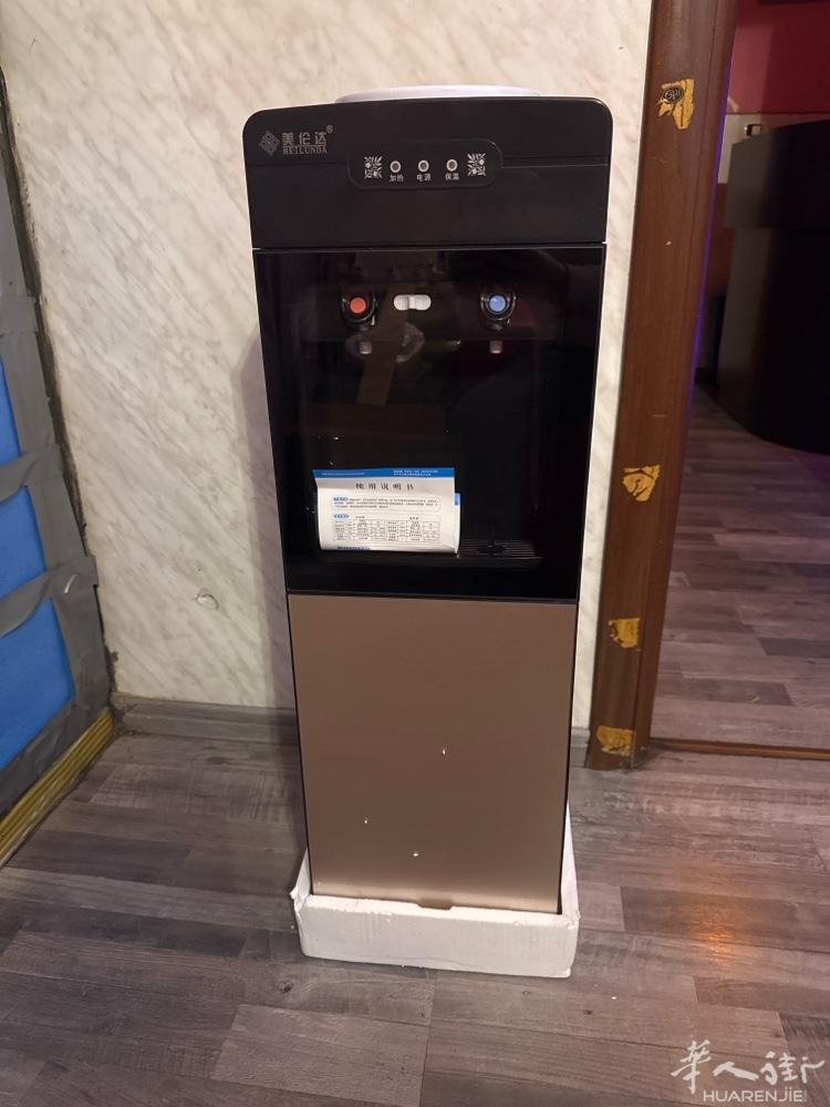 米兰华人街出售一台全新的饮水机一台200欧，自提（华人街附近可以送）联系电话37