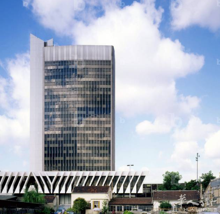 Gennevilliers 靠近市政府新楼盘，位于13 号地铁和 C 线 之间， TVA5.5
