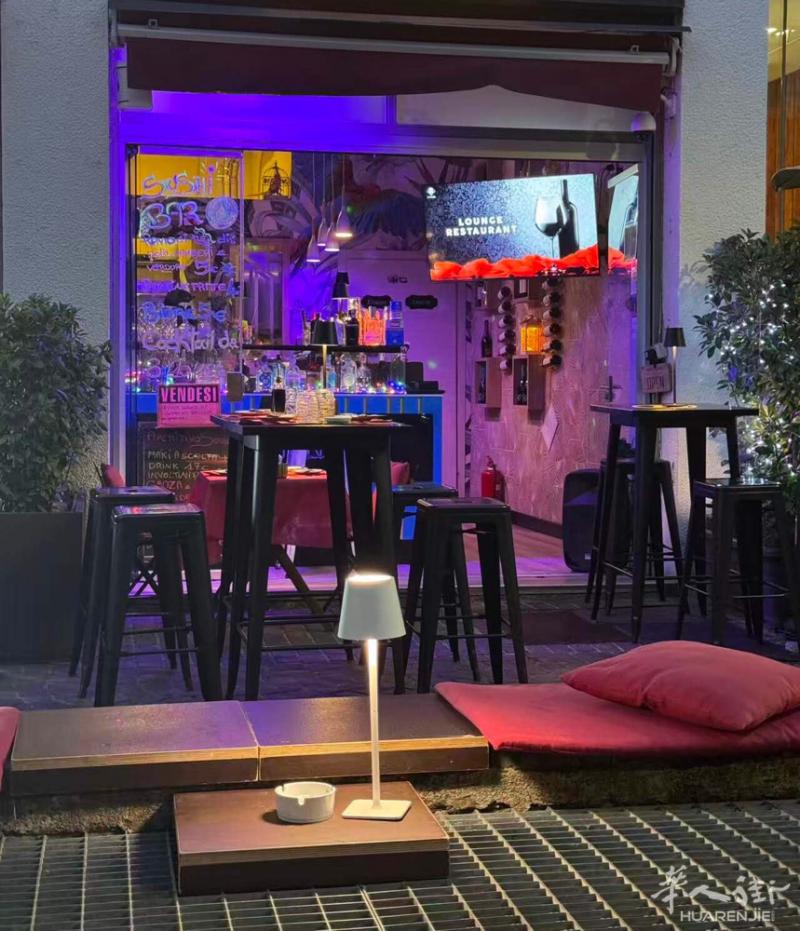 老外酒吧个跟披萨店一起转让，生意稳定，酒吧租金一个月970欧，披萨店租金1030