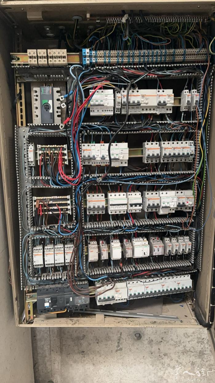 本公司聘请木工和泥水需要本人居留0745698599