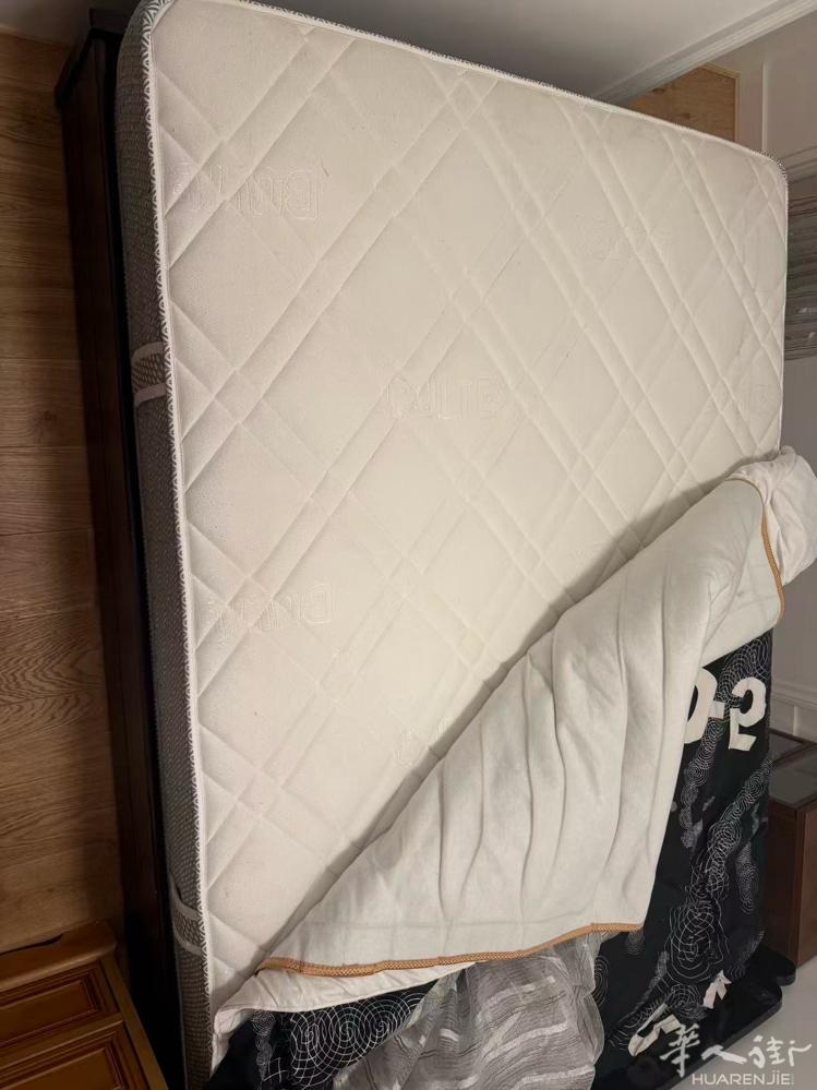 因搬家，出售一些用品 冰箱1 50欧，4层置物箱20欧，床头柜1 5欧，风扇5欧