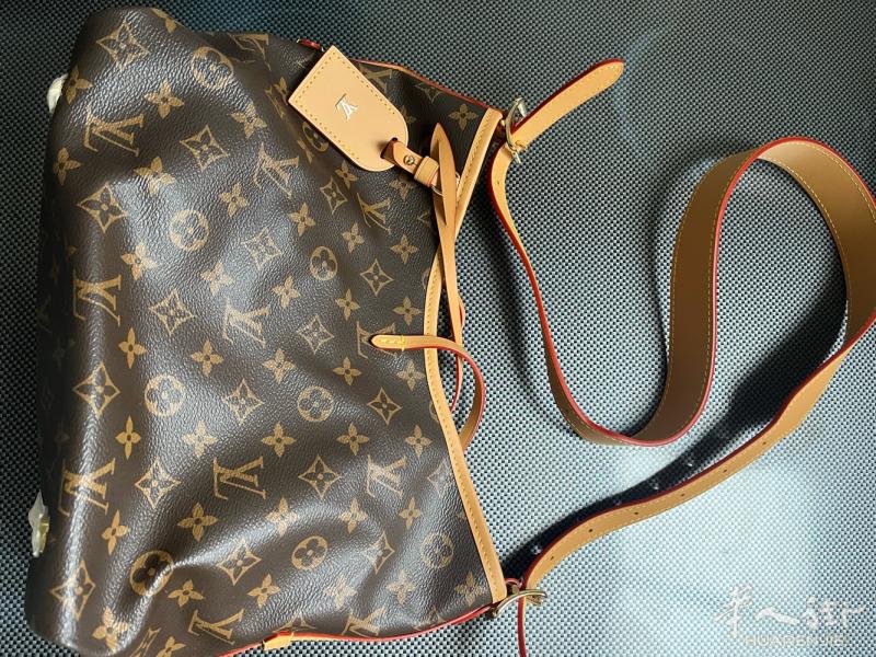 巴黎出一个LVCarryall 祖国版 质量非常好！