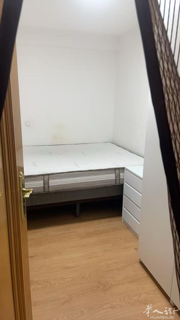 马德里ALUCHE附近招合租室友房子在3楼，有电梯，户型为三室一厅，浴室和厨房宽