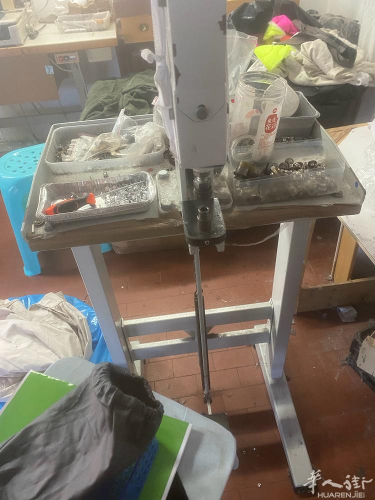 出售一台开洞机 2台打扣机 一台踩丁机。打包1700。   工厂清理不做了