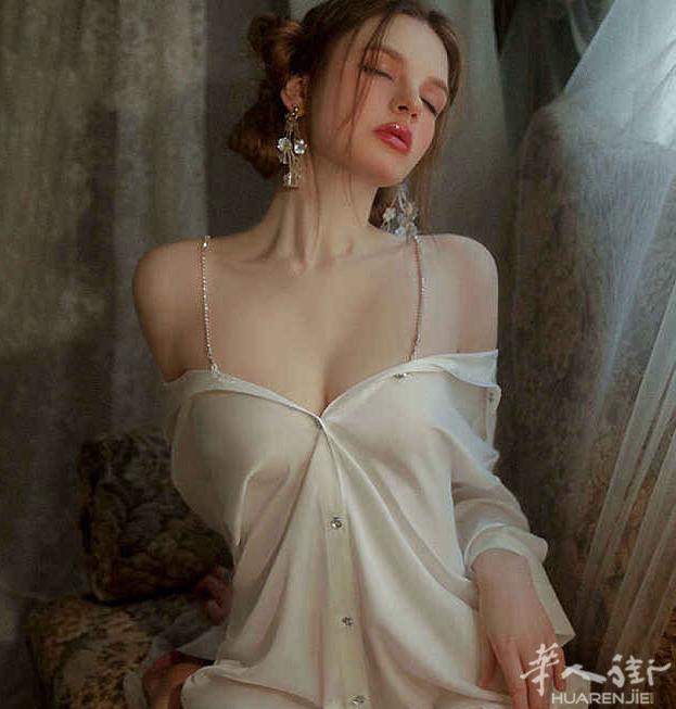 纯色缎面深V镶钻链条衬衫裙 开襟设计，丝滑质感 尺寸：均码 颜色：白色 款式丰富