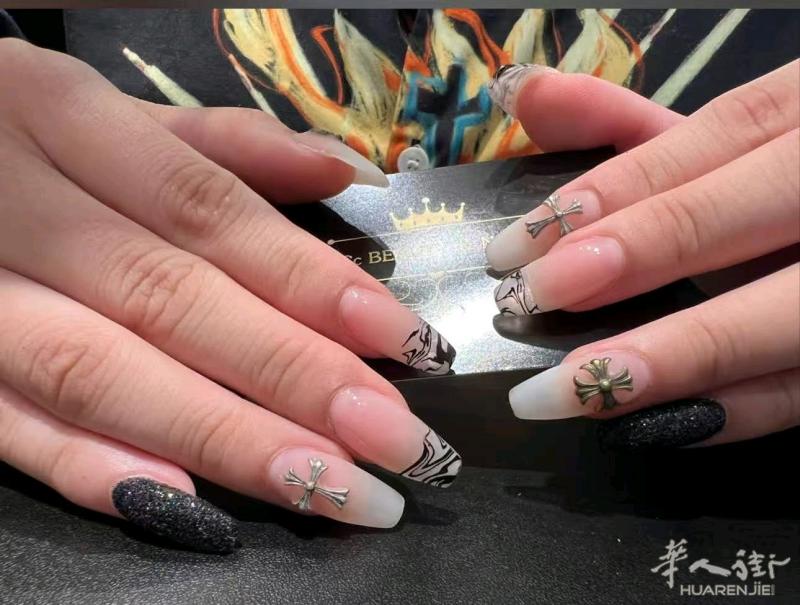 高薪招聘｜熟练美甲师  专业美甲中心高薪招聘以下岗位：   中工美甲师