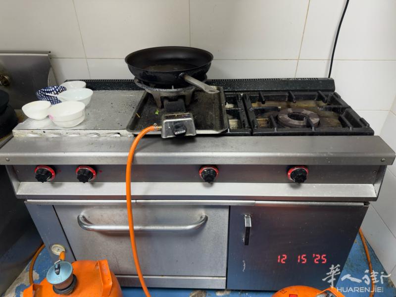 出二手3炉头设备一台，价格优惠。马德里自取！ 要可电话联系：613257 629