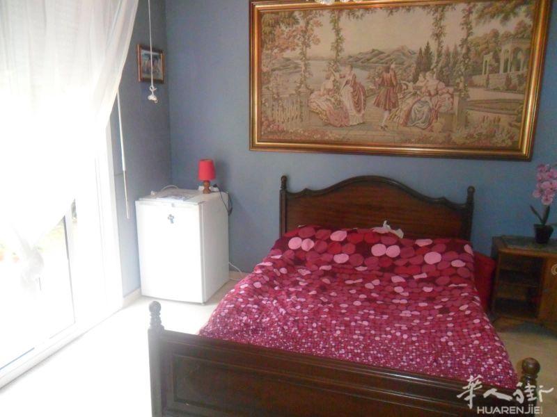 94顶级安全区，Saint maur 豪华花园别墅有多间独立房间即日起出租，房子独立性好，有上下两层。有多个卫生间和浴室。厨房和其他室友公用。近地铁Rer A le parc de saint maur 3分钟地铁，学生可以申请房补，房租550，包含charges，网费。 电费另付。近地铁Rer A le parc de saint maur ，A线可直达 La défense.Opera Chatelet, gare de Lyon，Nation 等达大站。周边环境好，安静安全，生活便利，是您
