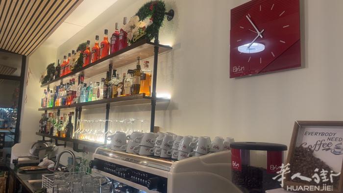 酒吧已经营8年，新装修 生意稳定 店房租才970 有固定客缘 ， 外面🈶带蓬的