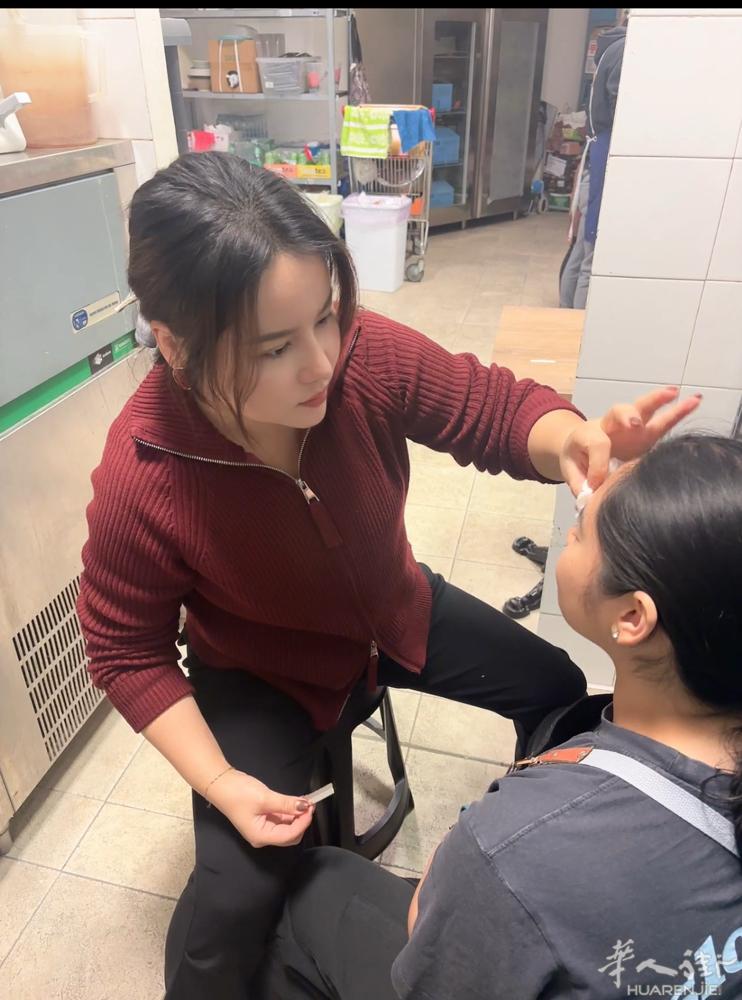 菲律宾小姐姐说我做的眉毛好看，她也要做一个，于是 厨房就地撸起了眉毛