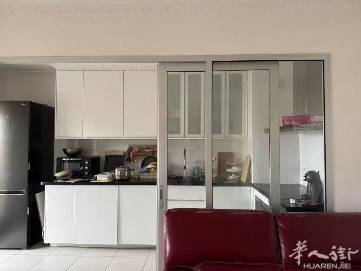 在大巴黎93区新房3室一厅 有3个房间，两个房间有大床，一个房间有上下铺 带衣柜