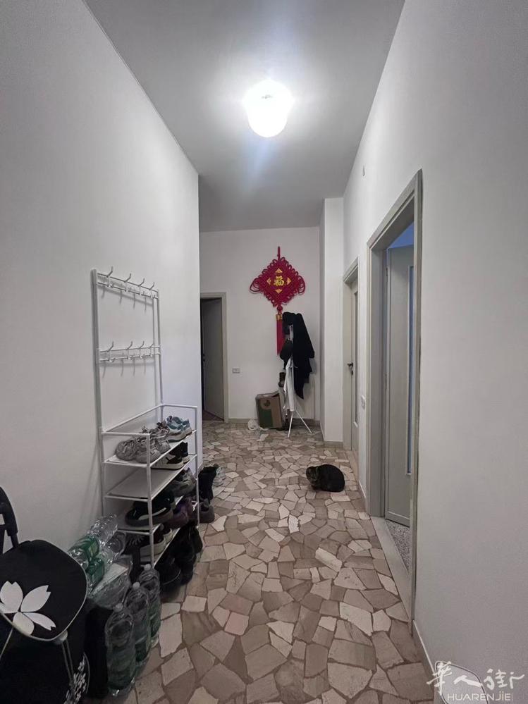 🏠博洛尼新装修亚三室一厅里面的空调单间1月起租（仅限女生） 💰590欧押一付