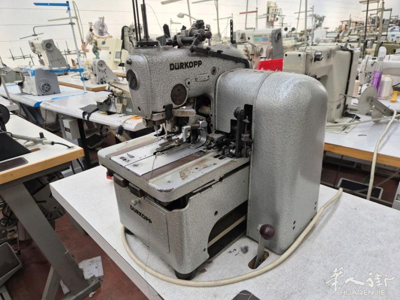 王师傅缝纫机店出售老款圆洞机。680€。联系微信A3332662792