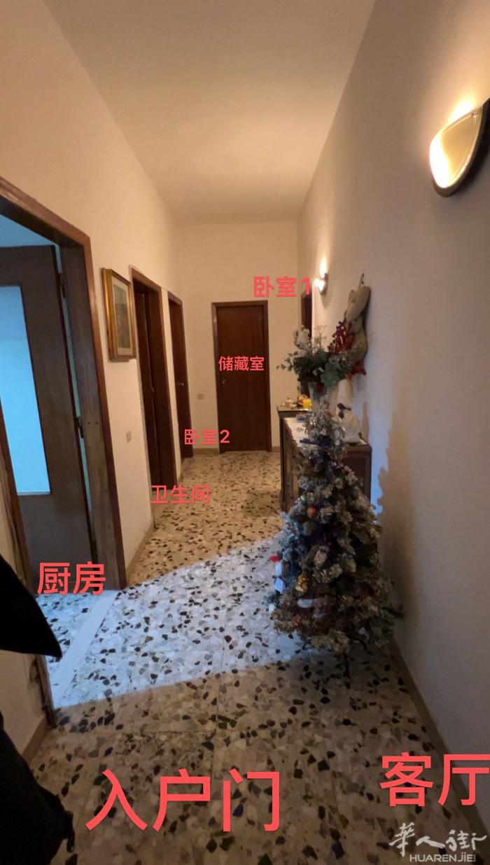 套房出售via Erbosa 70，Prato普拉托  顶楼带电梯1970年的房