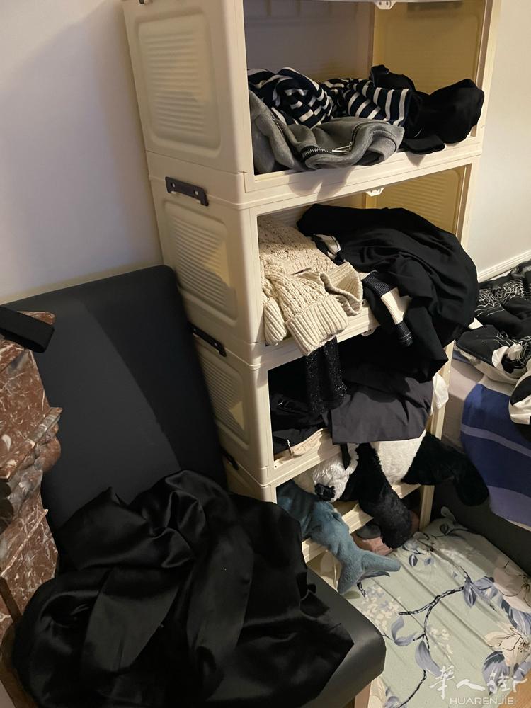 出售生活用品 床头柜15欧 风扇5欧，台灯5欧，冰箱150欧，衣服100欧，置物