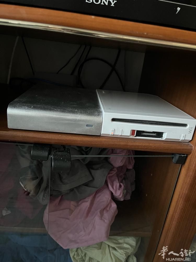 游戏机Wii 里面有700 多个游戏不用买游戏卡有一个运动板3个手机一个开车2个