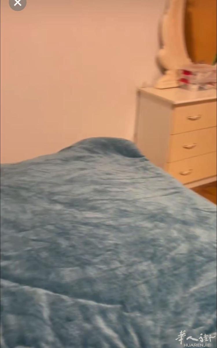 本人帕多瓦火车站后面大上海旁边有一个大房间可以搭铺，包水电，网络有意者欢迎打电话：345 O 1 8 55 78