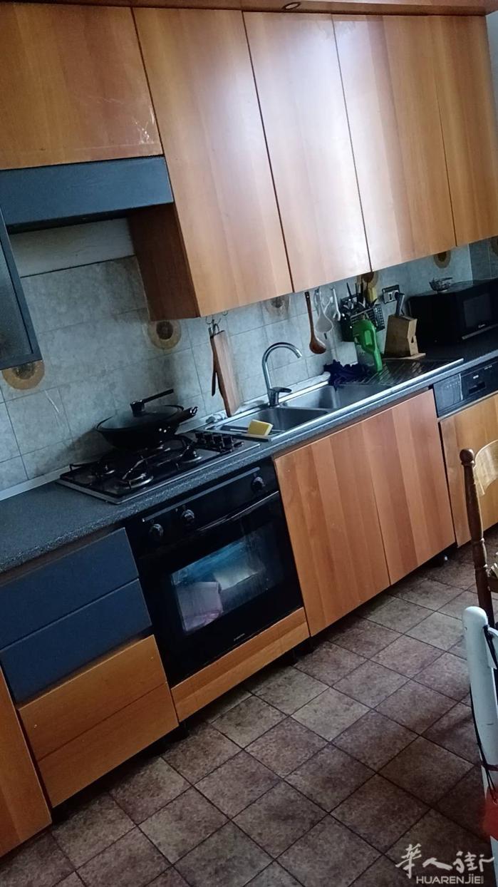 罗马街红袋子penny这里套房住家三个房间一个仓库可以当房间 ，两个阳台房租10