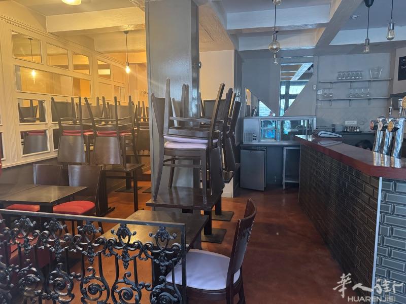 房东直接卖 mur 没有fond de commerce 六十万 : Bar licence 4  ：rue de grenelle 七区 店铺 48平方米，地下15平方米， 没有大烟囱，可做冷餐Poker Bol sandwich 酒吧等 附近生意红火 房东因想归隐出让 需要实地考察 微信 zaza186 电话 0685128558