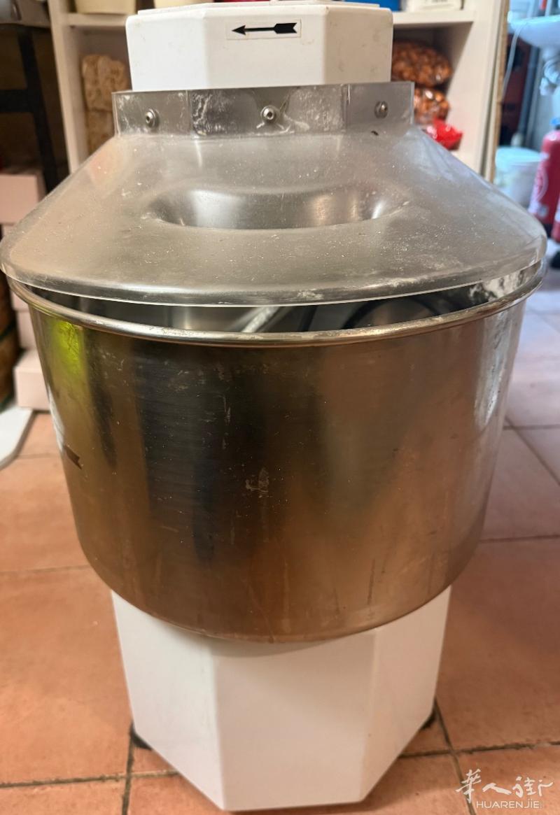 大型和面机歺馆用原价1300 €现9成新590€出掉有意者请电0763346768