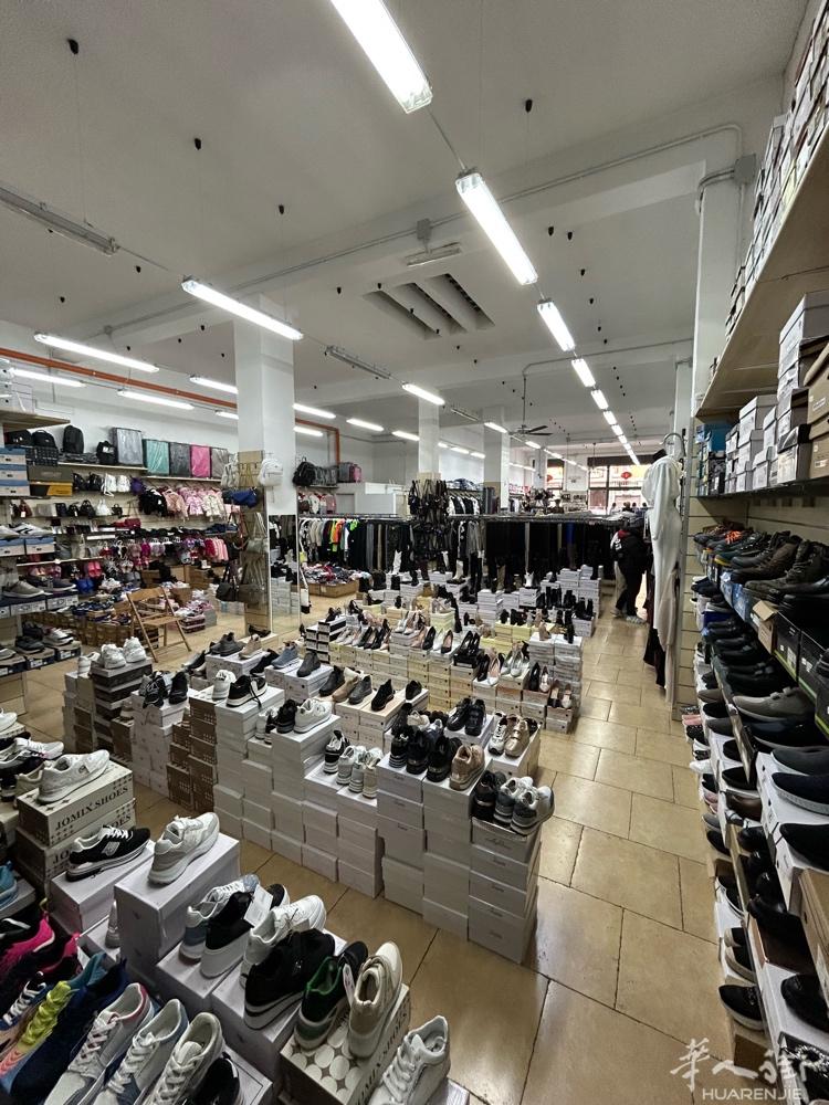 Foggia附近服装店转让地段好，生意隐定，地理位置佳，坐落于主街道，周边有F