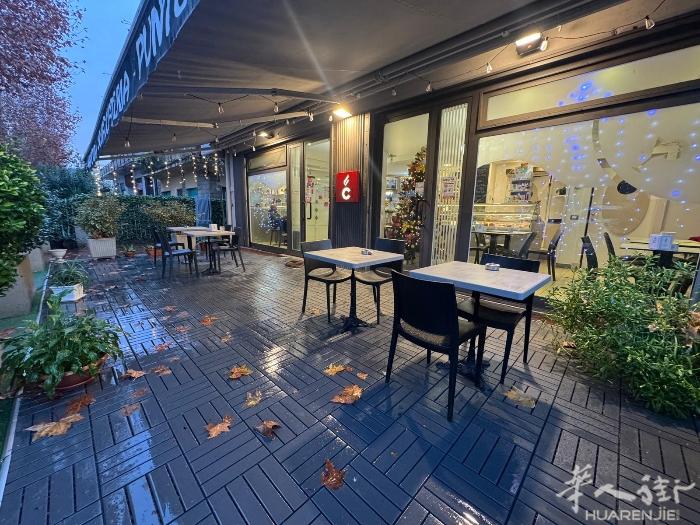 我们现出售一家完整配置的酒吧餐饮商业活动，位于 Via Pistoiese a