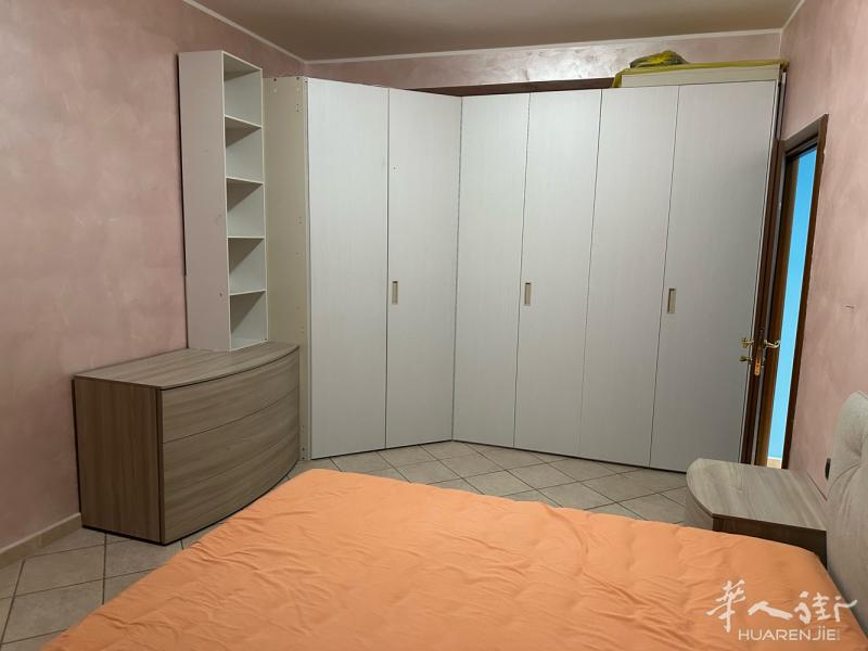 女士，学生搭捕长期     黄线Comasina 地铁口一分钟.有大房间带阳台搭