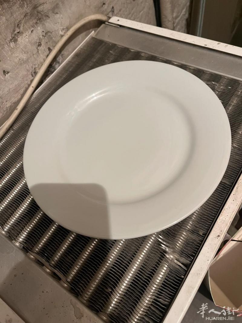 餐盘出售，详情请见图白色：1€/个 - 共100个黑色：2€/个 - 共10个
