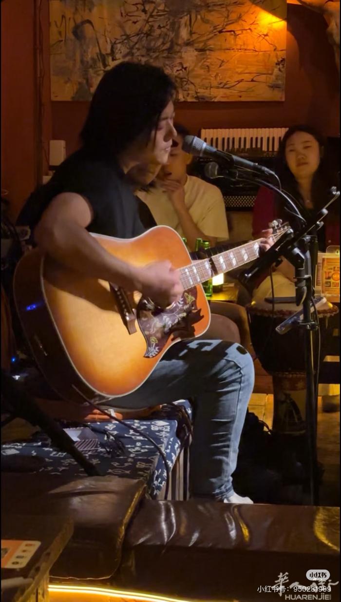 吉他弹唱歌手寻酒吧或咖啡驻唱工作！ 旅游景点也可唱 本人擅长民谣摇滚 许巍郑钧的