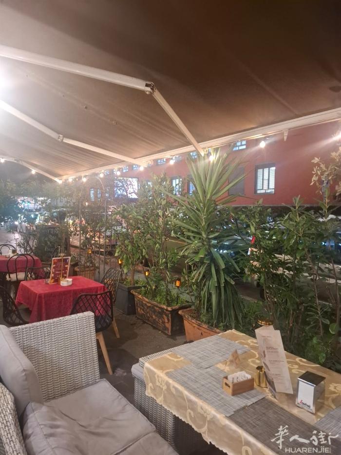 米兰市区好位置，酒吧＋厨房 20年老店 老外因搬家转让 抗癌诊所对面，新地铁附近