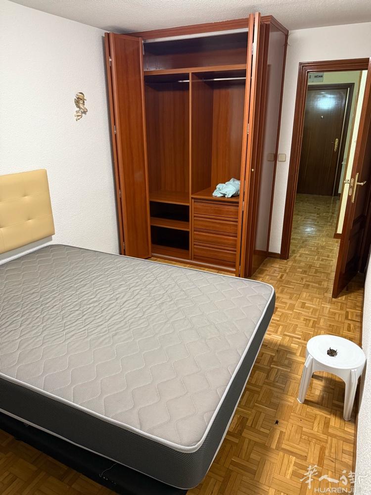 marcelo usera 大街上有房间出租，双向床大衣柜，只租给爱干净的单身女