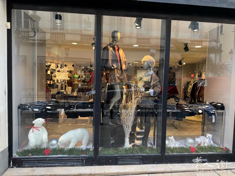 位于法国南部商业中心街有一服装店低价转让，店面营业面积达150平方米左右，320