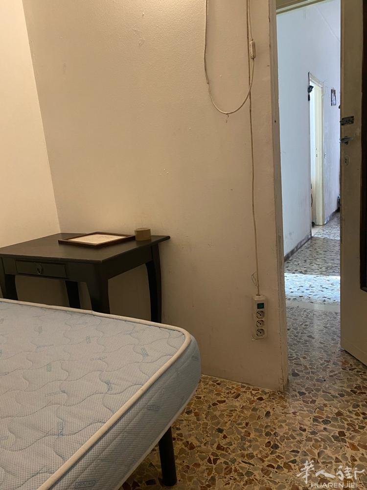 单间搭铺，位于Va padova 130 号，56 路公交车站，附近有绿线地铁站