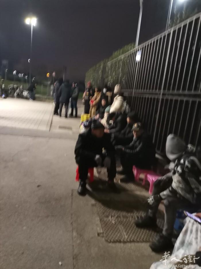排队了，排队的人真多。赚欧元的钱，真难 真苦，说说苦处吧！