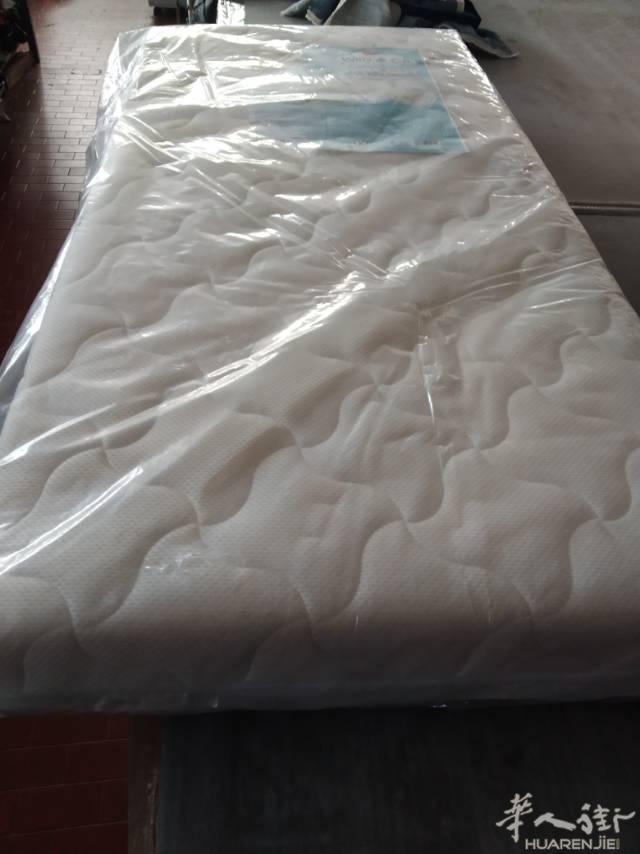 婴儿床便宜出床垫全新的。