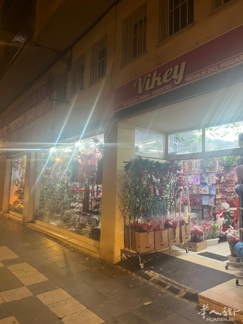 百货店转让 位于castellon de la plana 足球场附近。因本人另有发展 古而转让。店面445平方 生意稳定  联系电话 695207981 夏先生