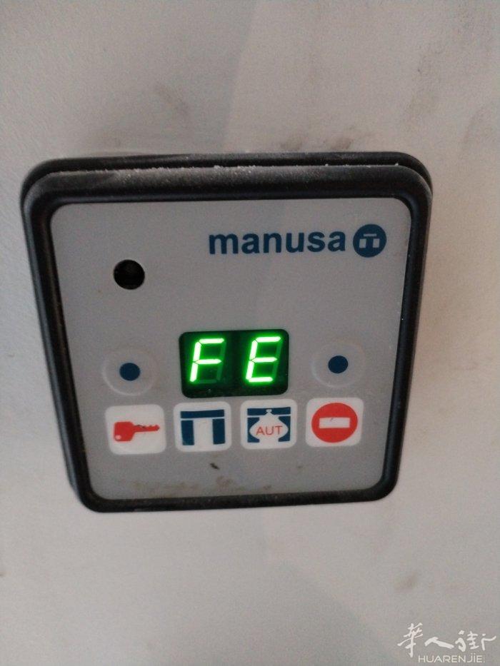 专业电动玻璃门维修。就只有专业维修电动玻璃门. Porte automatiqu