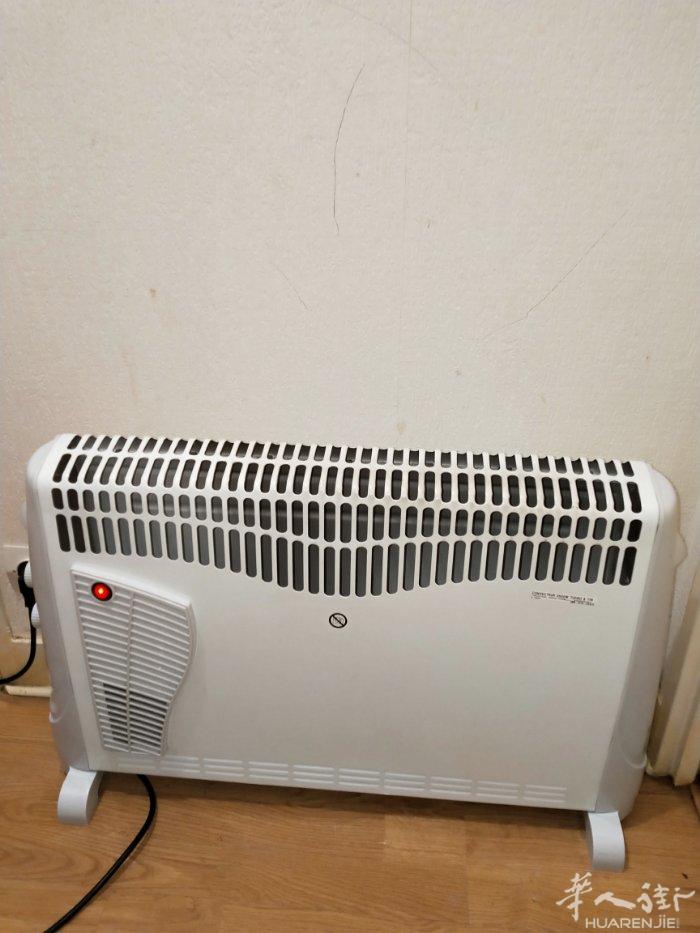 有个二手三档电暖器2100一2500W很新35欧元转让有意者联系电话或短信自取非