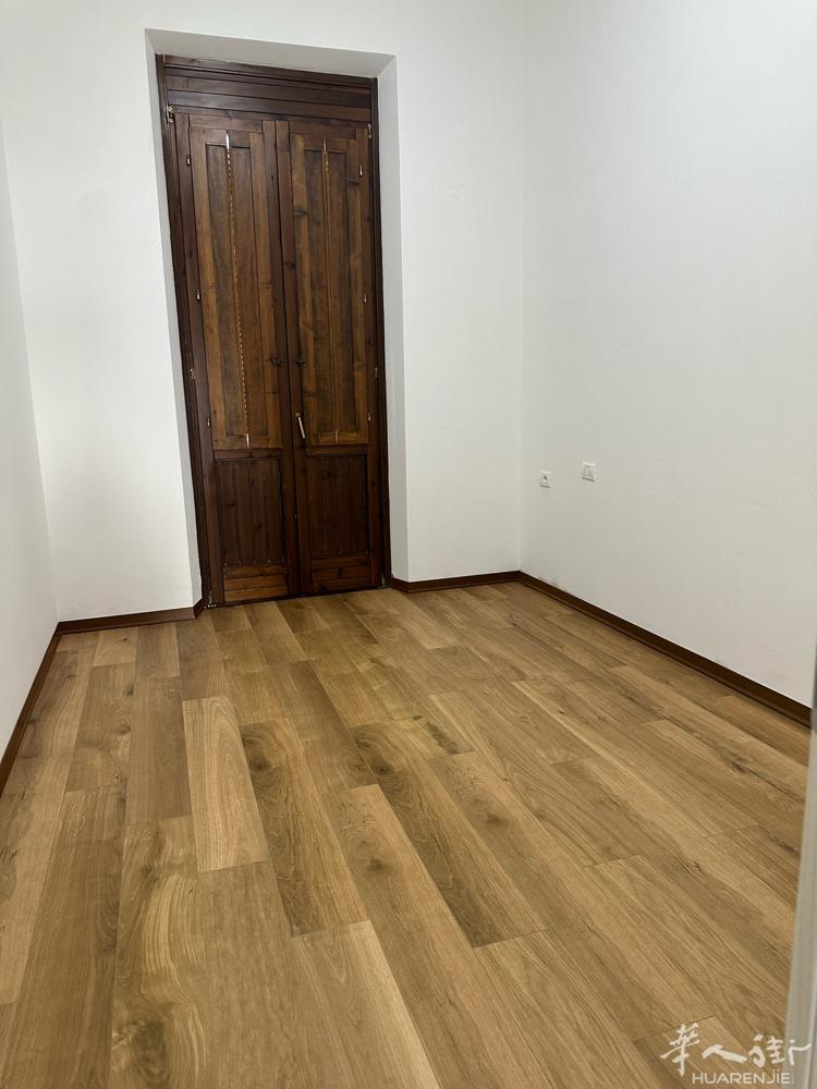 prato 中国街，大润发超市附近，三房一厅（两个大房间，两个小房间）套房出售，