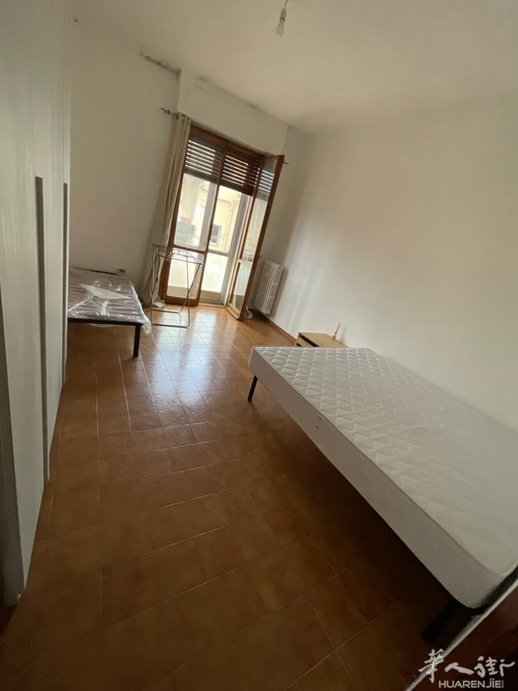 Campi bisenzio 有房间搭铺 附近有餐馆 小学旁边 San Donn