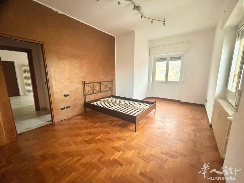 Quarto Oggiaro最热闹街道Via Lessona 6一室一厅出售。6