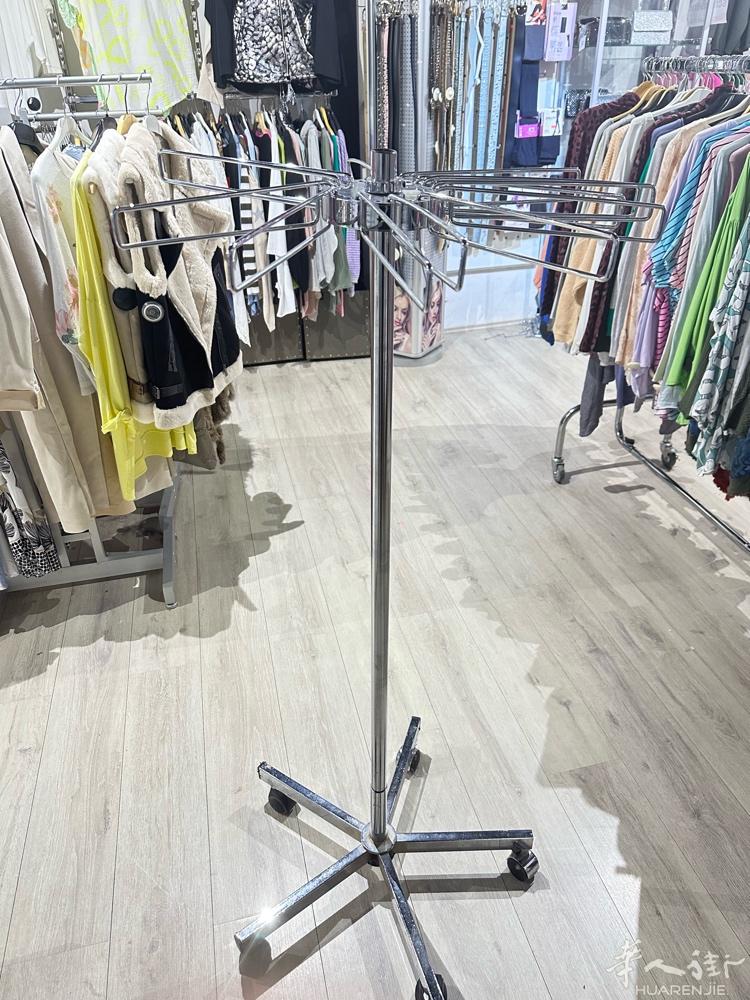 服装店设备：各类衣架，鞋桌等等  有意者可联系