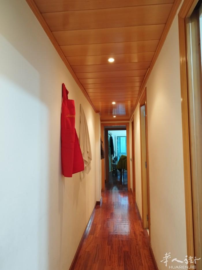 巴达罗那仓库区附近🈶个大房间和小房间出租，区分好，住家安静人少。联系电话607