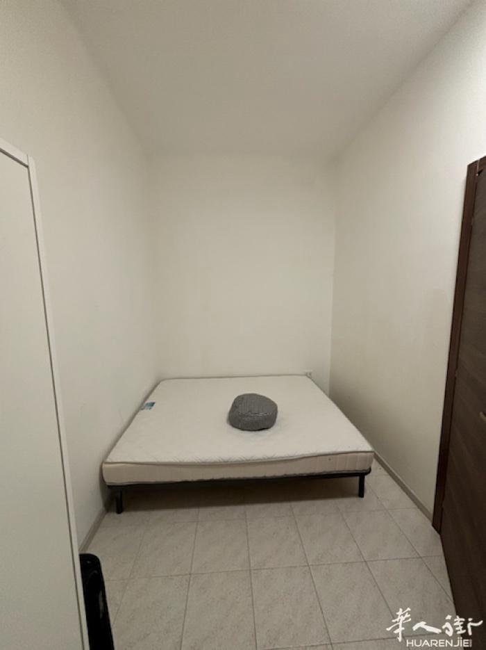 有一房间搭铺，地址在Mac mahon，房间大床 有独立阳台，房东包水电物业暖气