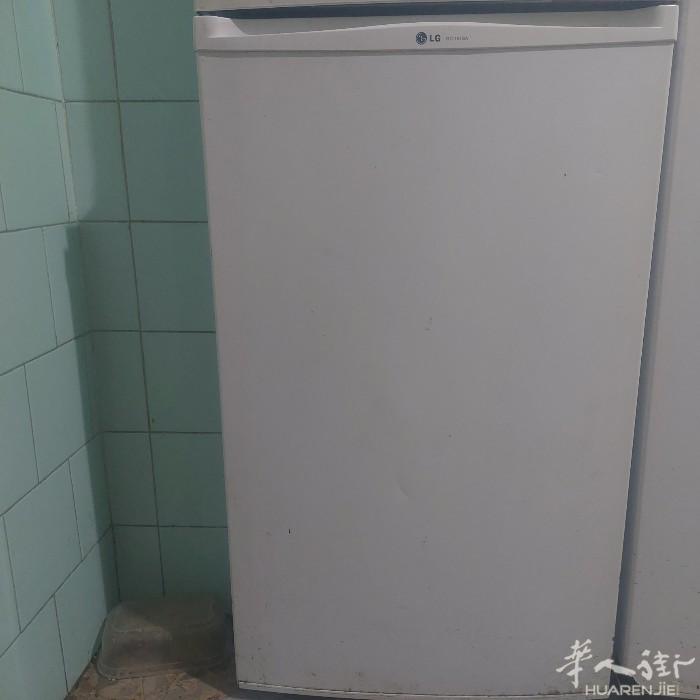 二手小冰箱1个，搬家处理50€，功能良好，方便安置，适合独居人士。