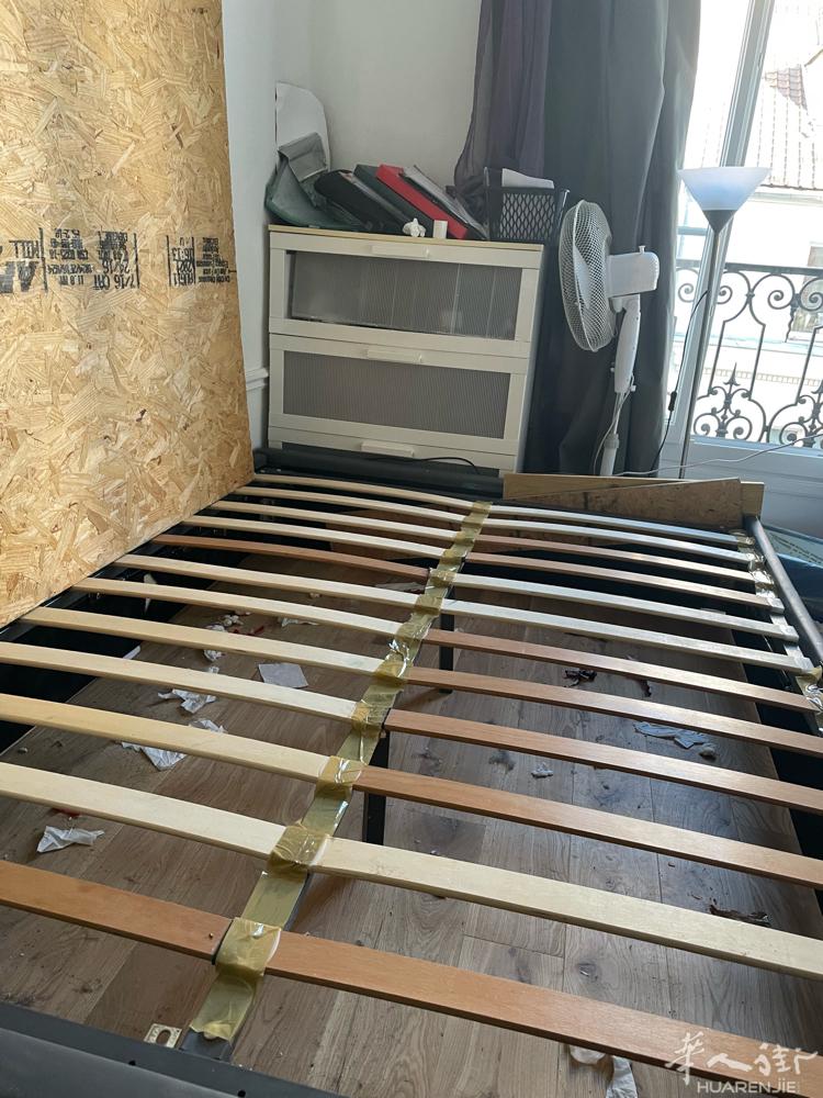 二手气压双人床20欧，送落地风扇，三门衣柜2 0欧，九层新跑步机50欧，全新双层