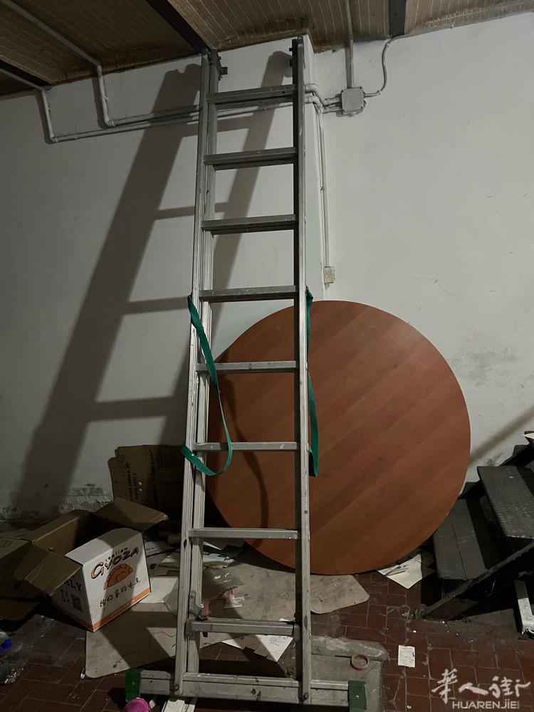 BOLOGNA火车站附近梯子出售，人字梯加一竖梯，有意者联系 333521946